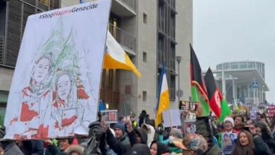 تصویر تظاهرات در اعتراض به کشتار هزاره ها مقابل پارلمان آلمان