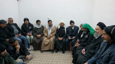 تصویر دیدار جمعی از فعالان فرهنگی عراق با آیت الله سید حسین شیرازی در شهر مقدس قم