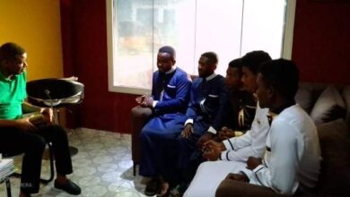 تصویر دیدار هیئتی از دفتر حضرت آیت الله العظمی شیرازی در ماداگاسکار با روزنامه نگار برجسته و مدیر تلویزیون RTN