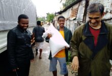 تصویر توزیع کمک هایی بین خانواده های شیعه آسیب دیده از سیل در کشور ماداگاسکار