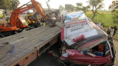 تصویر کشته شدن ۴۱ نفر بر اثر تصادف شدید در جنوب پاکستان