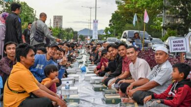 تصویر ۸۰۰۰ روزه دار در طولانی‌ترین سفره افطار تاریخ اندونزی شرکت کردند