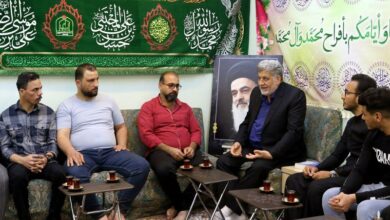 تصویر دیدار جمعی از خادمان حسینی با یکی از مسئولان دفتر آیت الله العظمی شیرازی در شهر مقدس کربلا