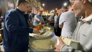 تصویر پخت و توزیع افطار توسط مجموعه رسانه ای امام حسین علیه السلام در شهر مقدس کربلا