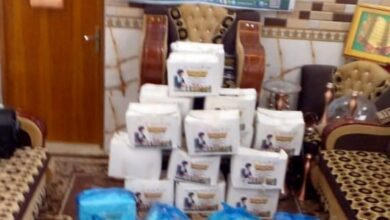 تصویر توزیع بسته های معیشتی میان نیازمندان شهر کوفه توسط واحد تبلیغات دفتر آیت الله العظمی شیرازی در نجف