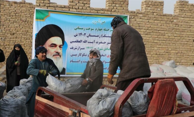 توزیع بیش از۷۵ تُن زغال سنگ در بين خانواده های نیازمند وایتام در مزار شریف