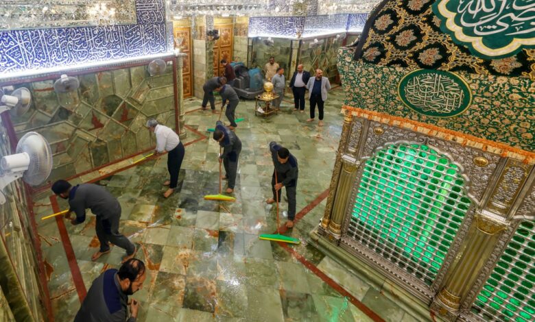 شستشو و آذینبندی و گلآرایی صحن و سرای حرم مطهر امیرالمومنین در آستانه ۱۳ رجب، سالروز ولادت آن حضرت