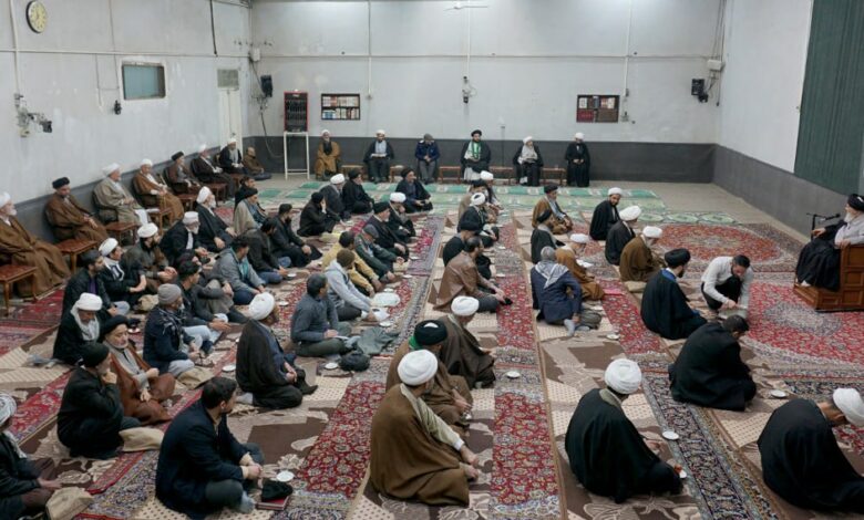 آیت الله العظمی شیرازی: از برخی روایات استفاده شده که تسبیحات حضرت زهرا سلام الله علیها، مطلقا بر تمامی تعقیبات دیگر پس از نماز مقدم است، حتی قبل از آنکه انسان از حالت نماز خارج شده، و مثلا در وضعیت نشستن خود تغییری ایجاد کرده و یا پاهای خود را در حالت دیگری قرار دهد