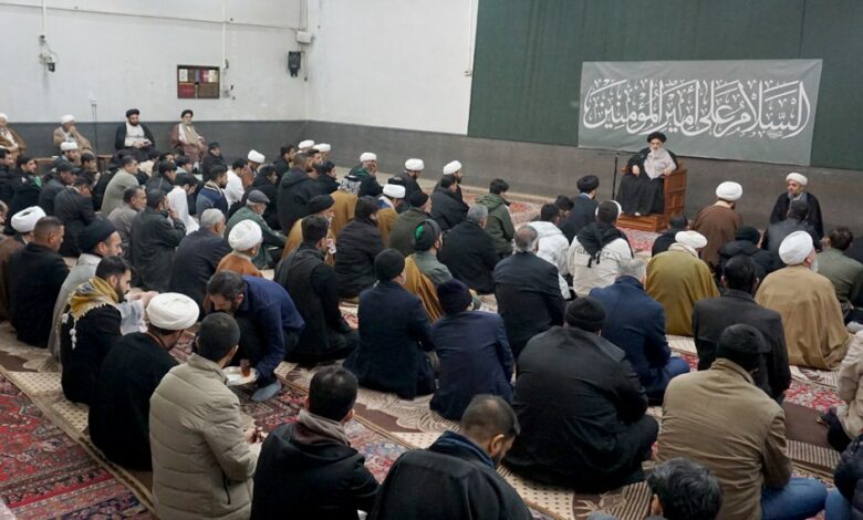 آیت الله العظمی شیرازی: بر اساس نظر مشهور فقهای شیعه، زمانی که سرخی در طرف مشرق، بعد از غروب آفتاب، از بالاترین نقطه آسمان از بین رفت، می توان نماز مغرب را خواند و روزه را افطار نمود