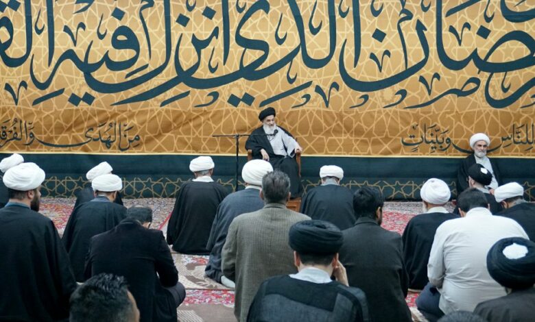 آیت الله العظمی شیرازی : عنوان خاصی برای روزه خواری علنی در رابطه با کسانی که معذور، مسافر و یا بیمار می باشند، وجود ندارد اما از باب عنوان ثانوی چون هتک حرمت ماه مبارک رمضان محسوب می شود بهتر آن است که انجام نشود