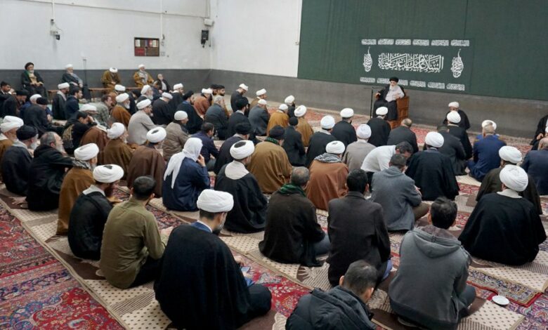 آیت الله العظمی شیرازی: وجود تنها دو شاهد برای طلاق کفایت نمی کند و عادل بودن دو شاهد ضروری است، و اصل صحت در چنین مواردی جاری نمی شود