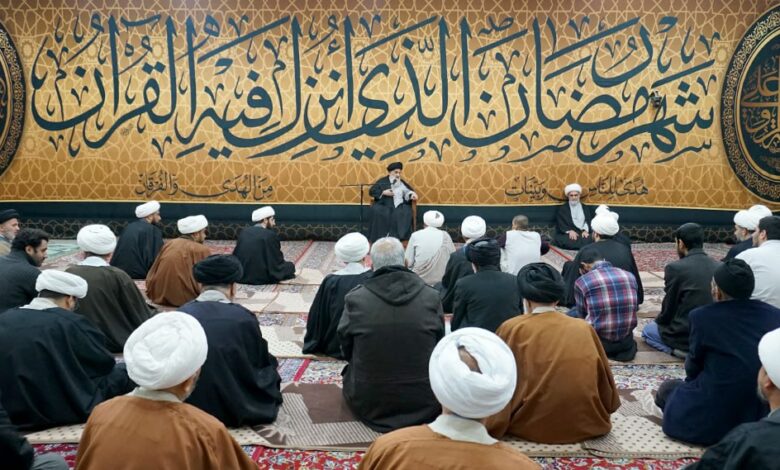 آیت الله العظمی شیرازی: دخترهایی که تازه به تکلیف رسیده اند و دارای بنیه ضعیفی هستند، اگر نه فقط یقین بلکه حتی اگر ترس ضرر در صورت روزه گرفتن آنها، وجود داشته باشد می¬توانند روزه نگیرند