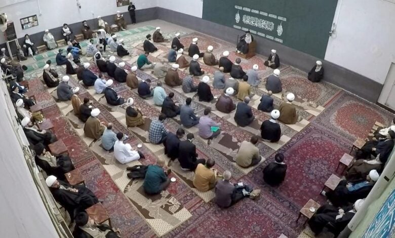 آیت الله العظمی شیرازی: زکات فطر زندانی و سربازی که خورد و خوراک و مسکن آنان با دولت است، بر عهده دولت است