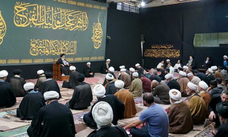 آیت الله العظمی شیرازی: ورود مسلمانان به برخی از مشاغل در کشورهای غیراسلامی و یا حکومتی که حاکم ظالم در راس آن است، اگر به مصلحت مسلمین است، جایز، و حتی در برخی از موارد، واجب است