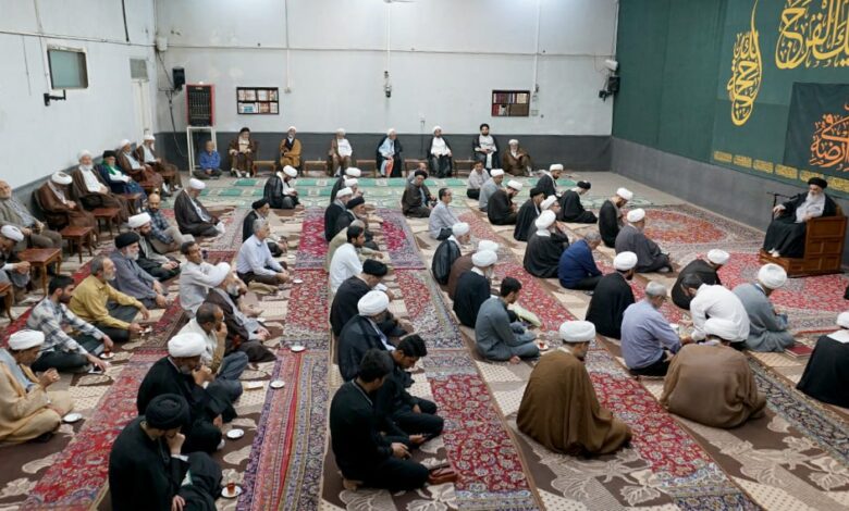 آیت الله العظمی شیرازی: فقیه در لغت به معنای فهیم، و در اصطلاح روایات، به فردی گفته میشود که آشنا به احکام باشد