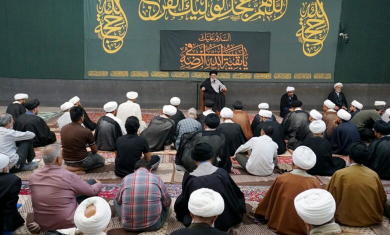 آیت الله العظمی شیرازی: در روایات معصومین علیهم السلام، و از جمله در صحیفه سجادیه، غالبا «صَلَّىٰ اللهُ عَلَيْهِ وَآلِهِ»، بدون کلمهی «وَ سَلَّمَ» ذکر شده است