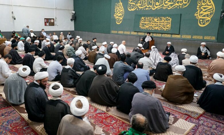 آیتاللهالعظمی شیرازی: دریافت حقوق از بانکها، موسسات اعتباری و ادارات دولتی فی نفسه اشکال ندارد، مگر آنکه مصداق اعانت و کمک به ظالم باشد