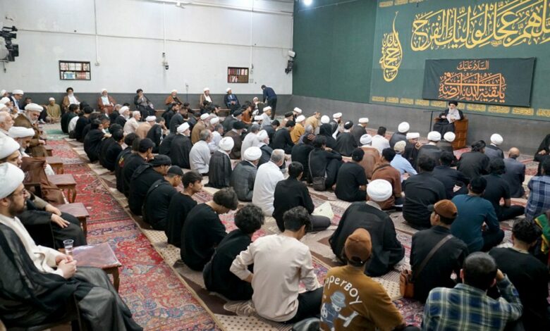 آیت الله العظمی شیرازی: گاهی اوقات موعظه حسنه مفید نیست لذا حکمت اقتضا میکند که نصحیت همراه با عتاب و تندی باشد، و در مراتب امر به معروف و نهی از منکر هم گفته شده که ابتدا با نرمی صورت پذیرد و اگر فایده نداشت با تندی انجام شود