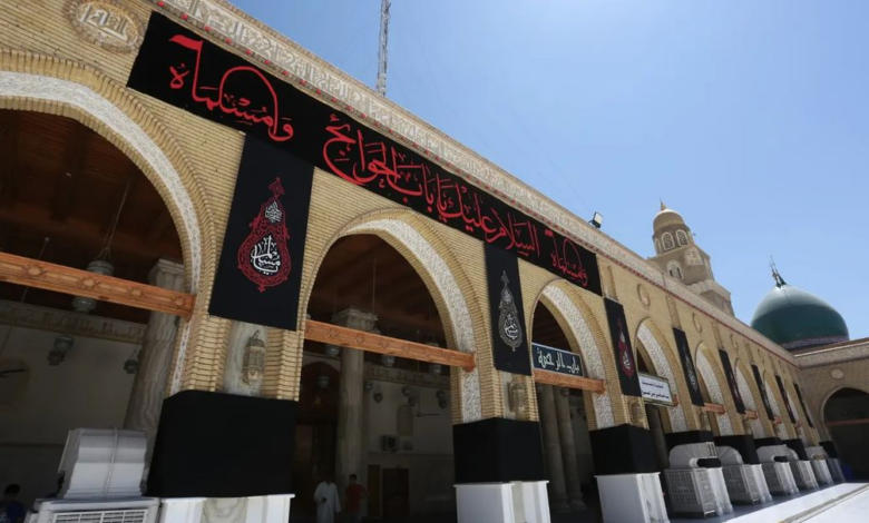 مسجد جامع کوفه به مناسبت فرا رسیدن شهادت امام محمد باقر و حضرت مسلم بن عقیل علیهما السلام سیاهپوش شد