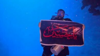 غواص عراقی با برافراشتن پرچم امام حسین علیه السلام در عمق ۵۵ متری دریای سرخ به دستاوردی تاریخی دست یافت