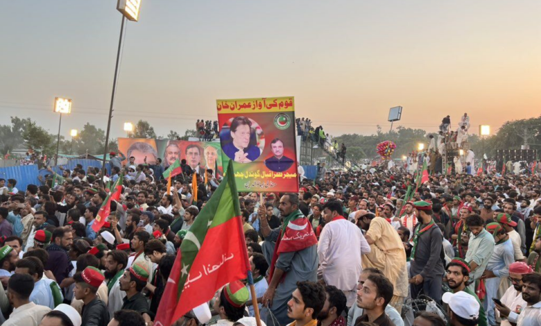 هزاران نفر در پاکستان برای آزادی عمران خان، نخستوزیر سابق تظاهرات کردند