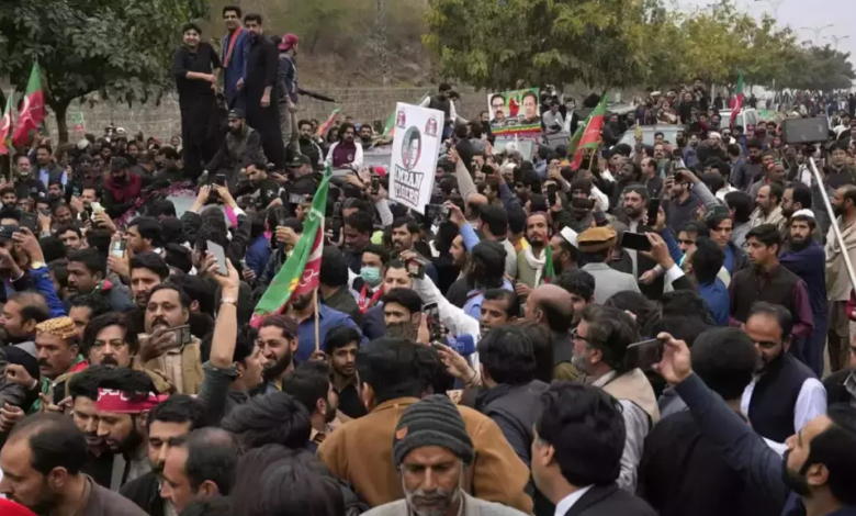 زخمی شدن هواداران عمران خان در درگیری با پلیس پاکستان