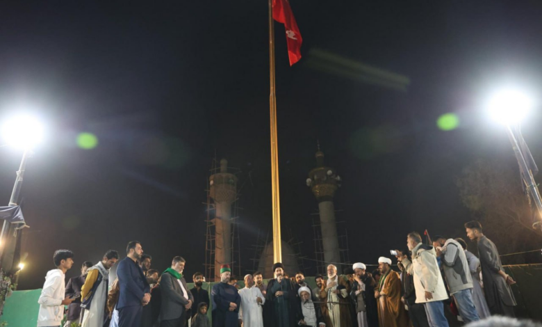 برافراشتن پرچم ابا الفضل العباس علیه السلام، در وسط مسجد جعفریه پاکستان