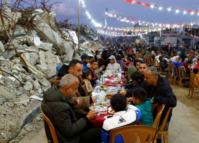 جشن آغاز ماه رمضان در میان ویرانههای رفح؛ سفره افطار در غزه با چراغانی و نماز جماعت
