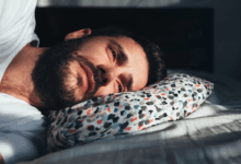 دلایل گریه در خواب از نوزاد تا سالمند