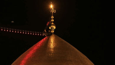 پرچم عزا بر گنبد مسجد کوفه به یاد حضرت مسلم بن عقیل برافراشته شد