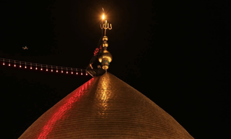 پرچم عزا بر گنبد مسجد کوفه به یاد حضرت مسلم بن عقیل برافراشته شد