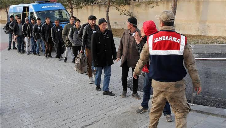 Türkiye'de İkamet Belgesi Olmayan 142 Sığınmacı Gözaltına Alındı