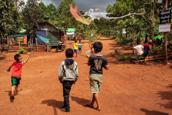 Myanmar'da Yerlerinden Edilenlerin Yaklaşık Yarısı Çocuk