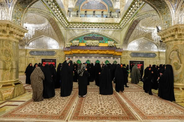 Emirü'l-Müminin Ali (a.s) Türbesi'ndeki Hazreti Rugeyye (s.a) Revağında Yeni Bir Zerihin Takılması