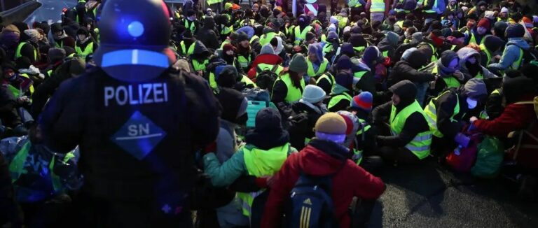 Almanya'da AFD'nin Desteklediği Katı İltica Planına Karşı Kitlesel Protestolar