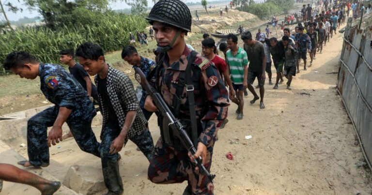 Rohingya Müslümanları, Her İki Savaşan Tarafın da Zorunlu Askerlik Hizmetine Tabi Tutulmasının Kurbanı Oluyor