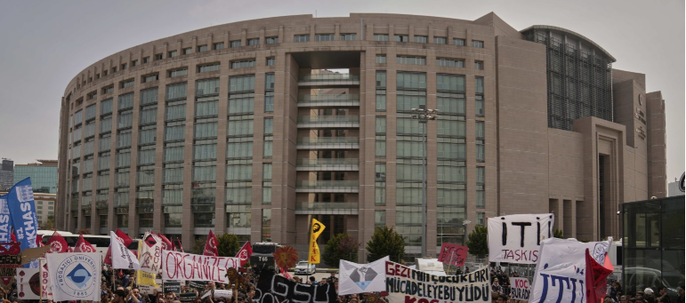 Türkiye, Protestolar Nedeniyle Yüzlerce Öğrenci ve Gazetecinin Yargılanmasının Eşiğinde